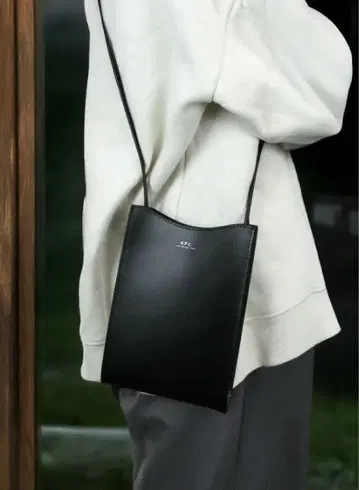A.P.C. 블랙 가죽 넥 파우치