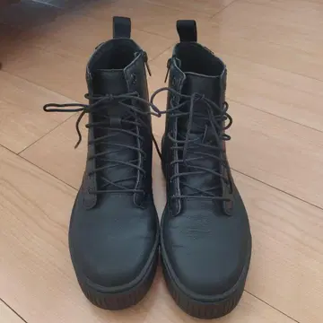 블랙 합성 피혁 하이컷 부츠
