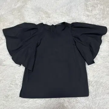 M premierBLACK 엠프리미어 블랙 플레어 소매 블라우스 상의