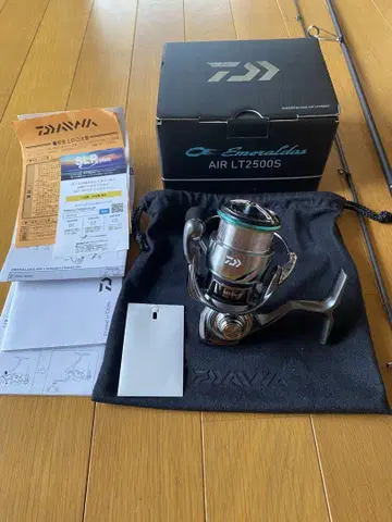 미사용 다이와 25에메랄다스 air 2500S PE 라인 포함