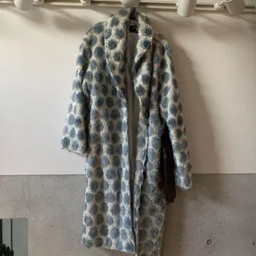 퍼 소재 롱 코트 파랑과 화이트 도트