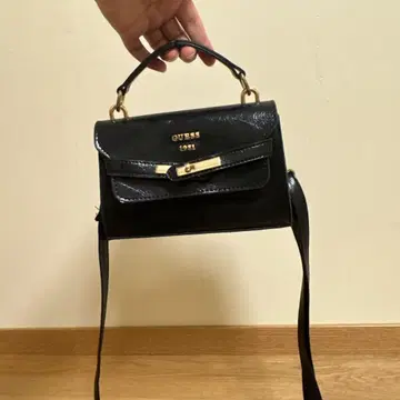 GUESS 2021년 블랙 숄더백