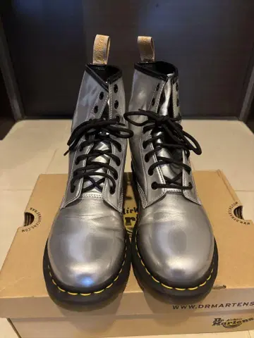 닥터 마틴 실버 8홀 부츠