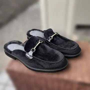 ZARA 블랙 스웨이드 로퍼 샌들 골드 버클