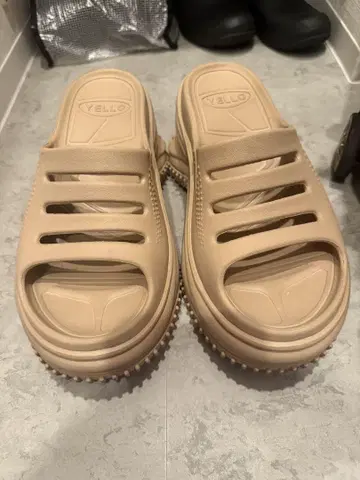 YELLO 베이지 플랫폼 샌들