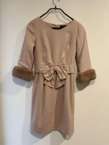 JUSGLITTY 베이지 긴팔 원피스