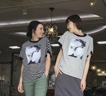 폴린느 브로 사진 프린트 보더 티셔츠