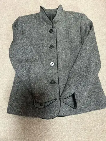 울 혼방 그레이 버튼 부착 자켓