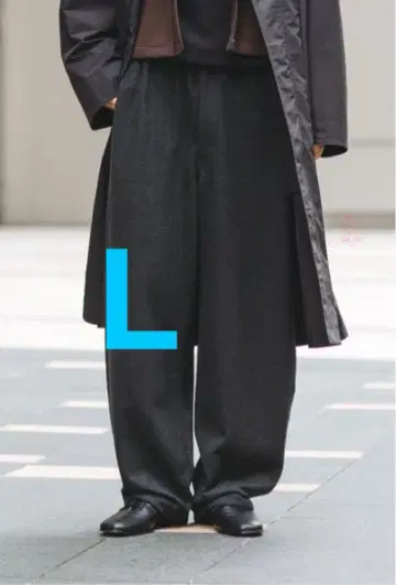 유니클로 U 브러쉬드 맨투맨 와이드 팬츠 L 다크 그레이 UNIQLO