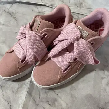 Puma 핑크 리본 포함 스니커즈