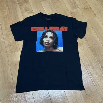 그래픽 프린트 블랙 T셔츠