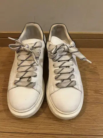 Alexander McQueen 화이트 스니커즈