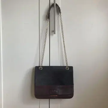 Max&co. 다크 브라운과 블랙 숄더백