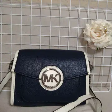 MICHAELKORS 네이비 x 화이트 로고 플랩 숄더백