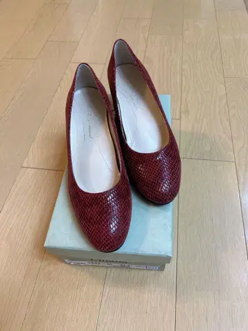 빨간색 에나멜 스네이크 스킨 펌프스