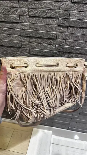 프린지 장식 베이지 숄더백