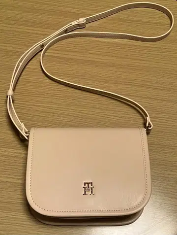 TOMMY HILFIGER TH 로고 숄더백 베이지