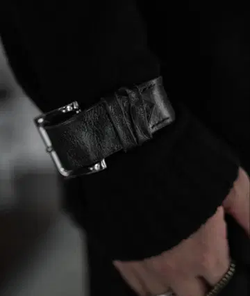 PRY 슈 Sculpted Leather Buckle Bracelet