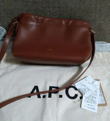 A.P.C. 브라운 숄더백 TU