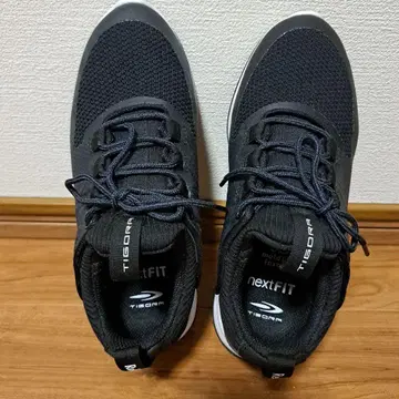TIGORA nextFIT 블랙 스니커즈