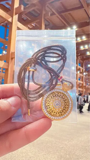 네팔관 마와르 쿠루쿠루 목걸이 오사카 만박 골드 컬러 원형 펜던트