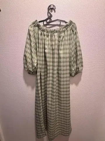 그린 체크 무늬 오프숄더 7부 소매 원피스