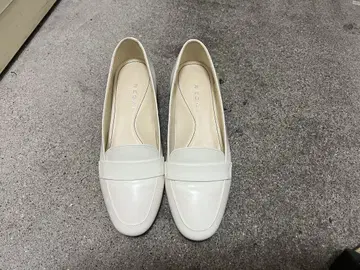 리갈 화이트 로퍼 펌프스 중간 힐