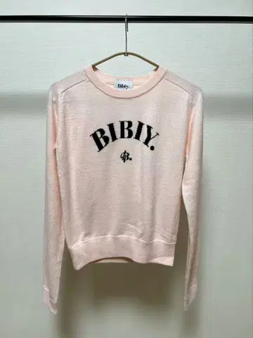 Bibiy. 핑크 로고 긴팔 니트