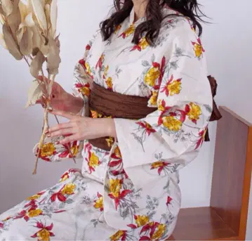 꽃무늬 화이트 유카타 다크 그레이 오비 일본 나막신 세트