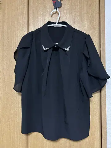 비쥬 장식 블랙 반팔 셔츠