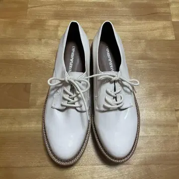 EMPORIO ARMANI 에나멜 로퍼 화이트