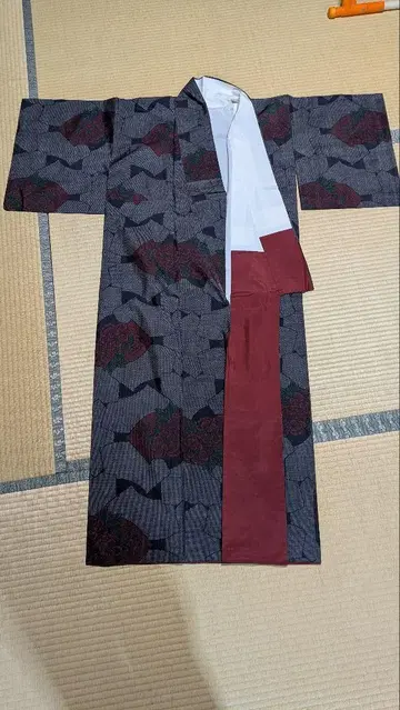 오시마 명주 전통  기모노 블랙과 빨간색 꽃무늬
