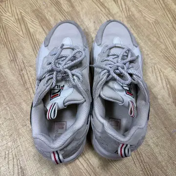 FILA 화이트 그레이 스니커즈