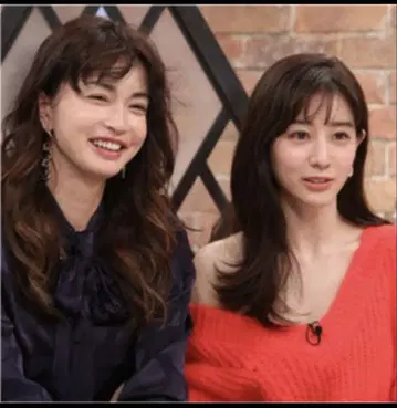 다나카 미나미 씨가 레드 니트 착용