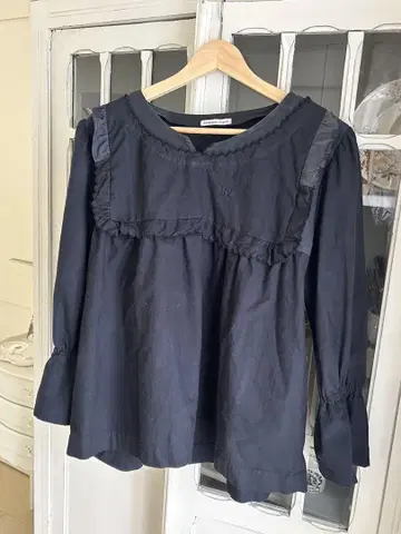 앤티크 프릴 장식 네이비 셔츠