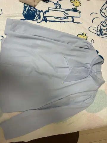 연한 파랑색 긴팔 블라우스