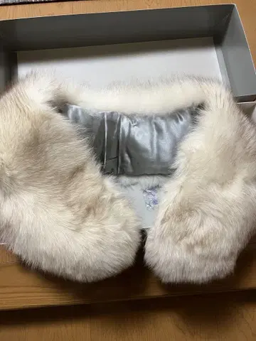 크림색 퍼 숄