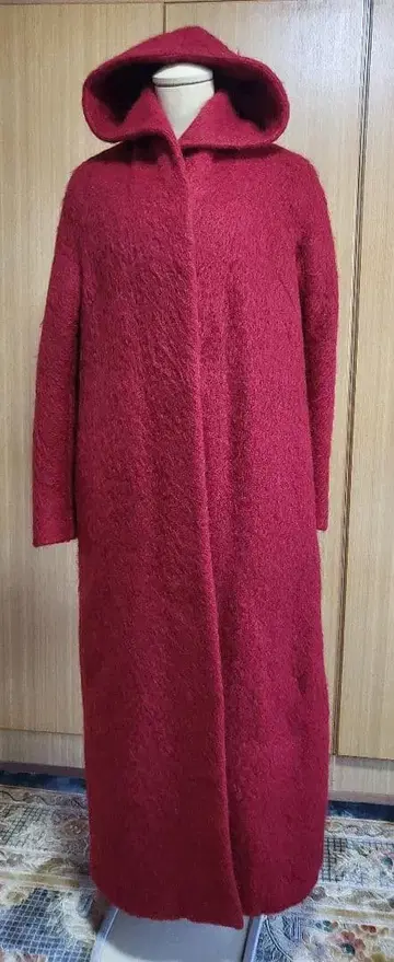 후드 부착 빨간색 롱 코트 시빌라의 복슬복슬한 코트입니다