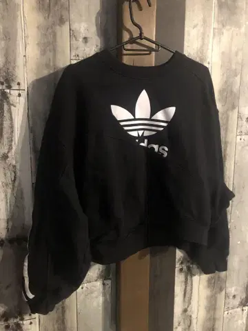 adidas*크롭 로고 맨투맨*