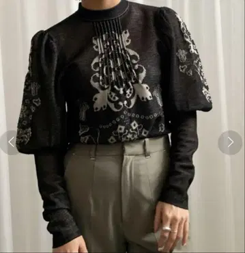 AMERI UND FLORAL KNIT JACQUARD TOP