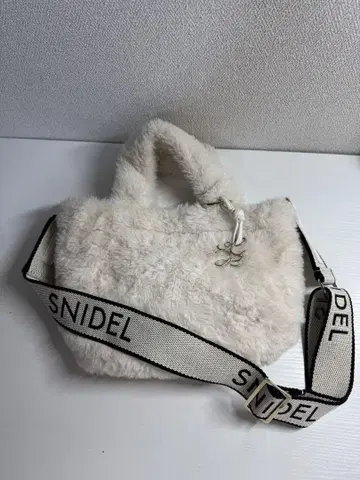 SNIDEL 퍼 숄더백 화이트