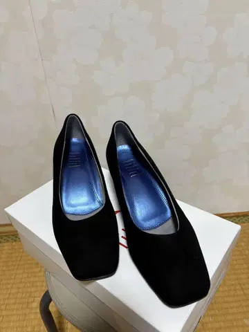 스웨이드 힐 펌프스