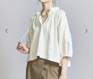 유나이티드 애로우즈 V넥 볼륨 슬리브 상의