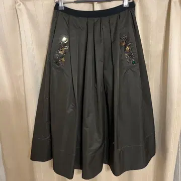 MUVEIL 비즈 자수 플레어 스커트