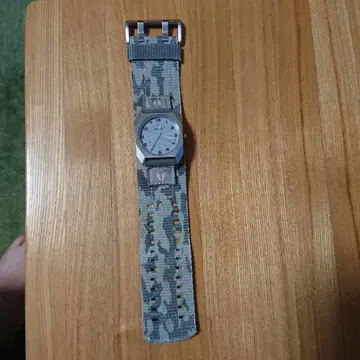 NIXON 카모 패턴 워치