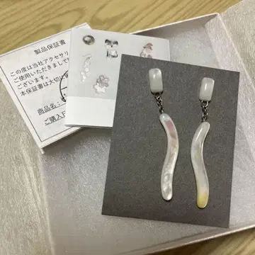 화이트 물결 모양 디자인 귀걸이