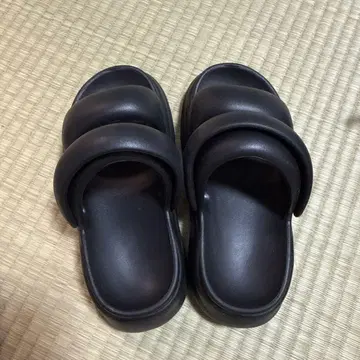 블랙 이중 스트랩 샌들