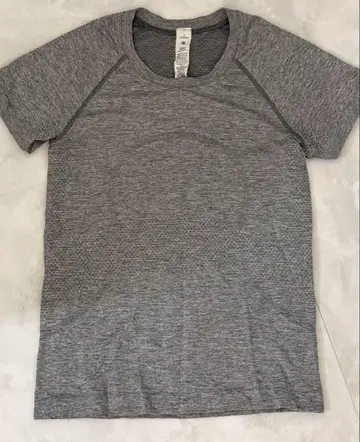 Lululemon 그레이 T셔츠 사이즈 4