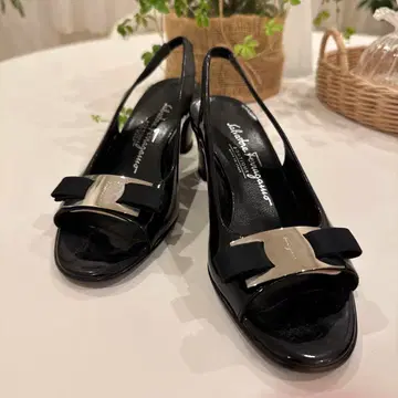 에나멜 오픈토 샌들 블랙 페라가모