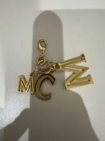 골드 알파벳 참 MCM